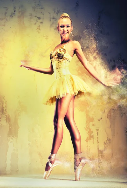Hermosa bailarina en tutú amarillo en punto —  Fotos de Stock