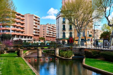 İlkbaharda Perpignan kanal görüntüleme.