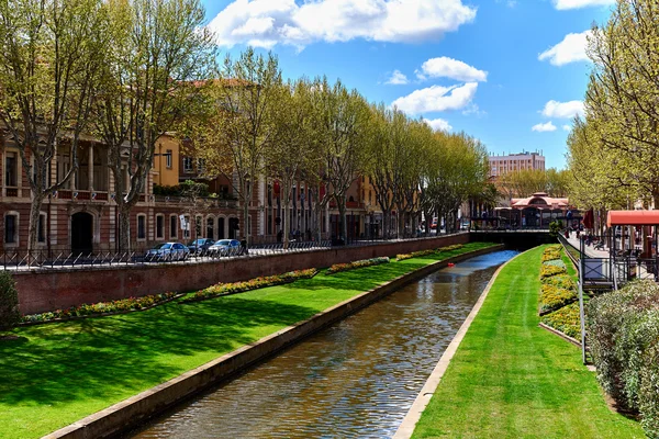 Vista al Canal de Perpiñán en primavera. Francia — Foto de Stock