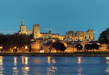 Avignon silüeti. Gece Papalık Sarayı'nın Riverside görünümü