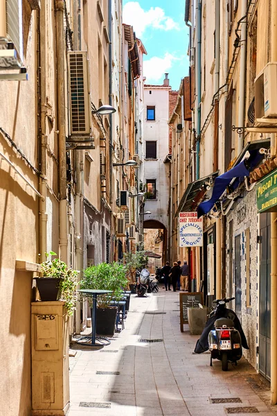 Rue dans la vieille ville de Perpignan au printemps — Photo