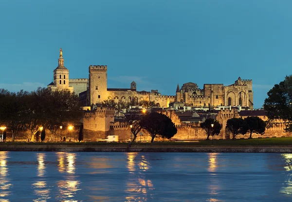 V Avignon je Skyline. Pohled na nábřeží v Papalském paláci v noci — Stock fotografie