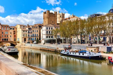 Narbonne şehrindeki Canal de la Robine. Fransa