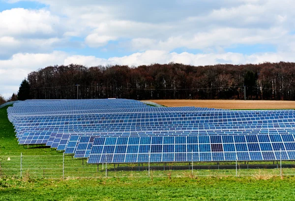 Сонячні панелі на зеленому полі — стокове фото