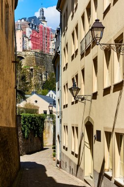 Eski Şehir Lüksemburg büyüleyici dar sokakta. Batı Avrupa