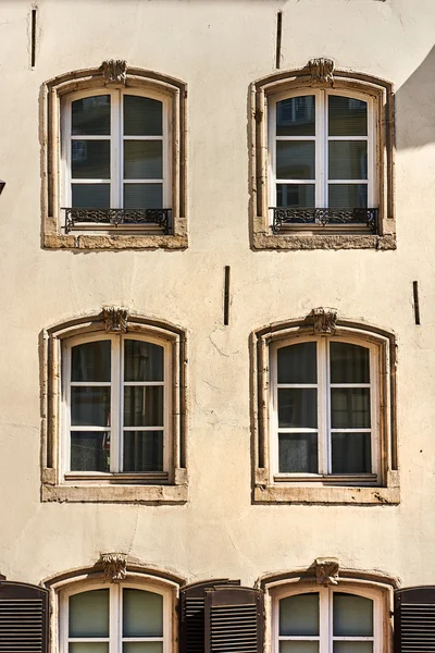 Fachada de uma casa velha — Fotografia de Stock