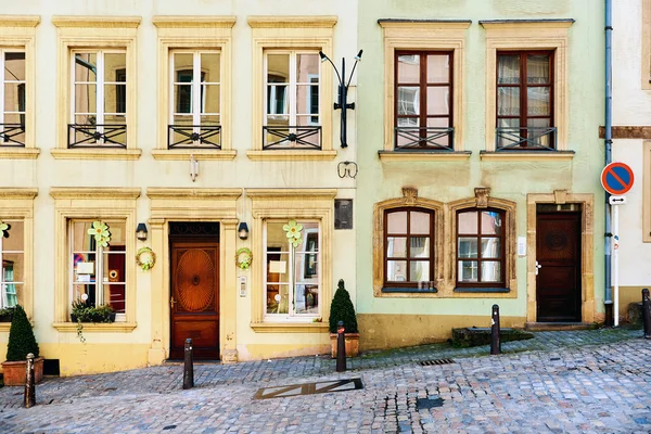 Sluttning hus i den gamla staden Luxemburg. Västra Europa — Stockfoto