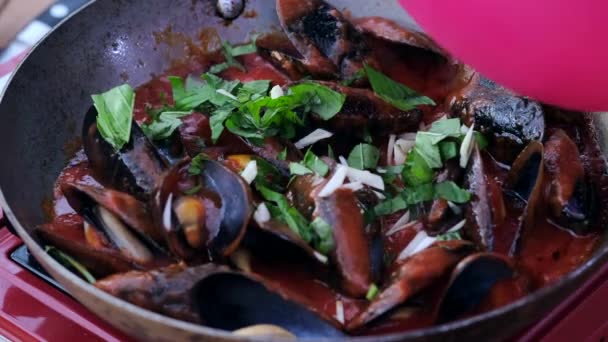 Nahaufnahme Echtzeit Ansicht Der Tiefen Pfanne Kochen Muscheln Küchenchef Gibt — Stockvideo