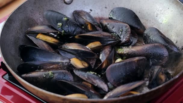 Close Real Time View Deep Frying Pan Cooking Sea Mussels — Stock Video