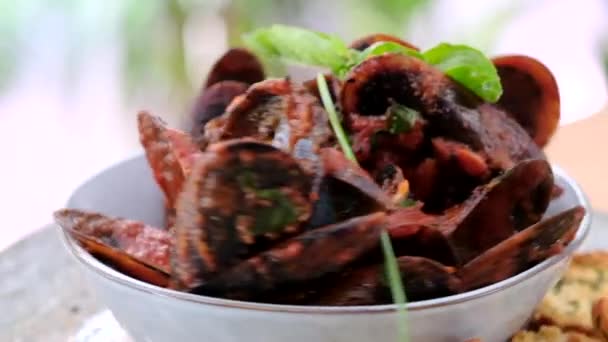 Nahaufnahme Der Spinnschale Zubereitet Und Serviert Teil Von Muscheln Zeitlupe — Stockvideo