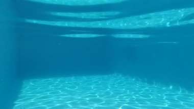 Boş bir yüzme havuzunda. Yaz eğlencesi ve spor yaşam tarzı konsepti