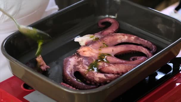 Zavřít Pohled Šéfkuchař Ručně Nalévání Omáčka Celé Vařené Chobotnice Příprava — Stock video