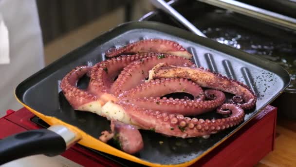 Grillpan Bakken Hele Octopus Chef Kok Hand Toevoegen Van Kruiden — Stockvideo