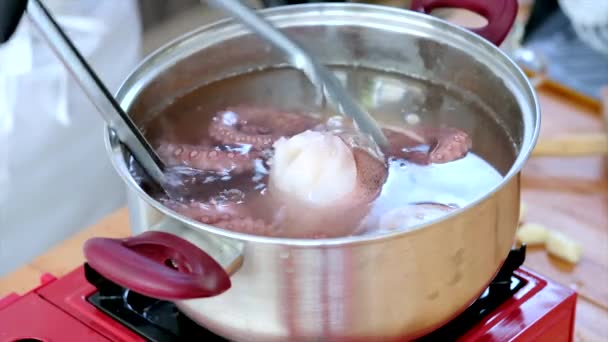 Primer Plano Vista Chef Sosteniendo Pinzas Cocina Toma Pulpo Hervido — Vídeo de stock