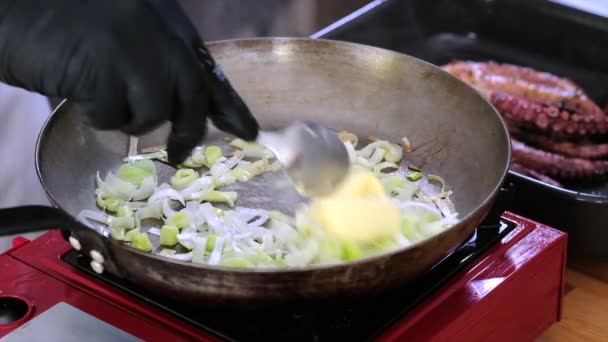 Chef Kochen Zutaten Für Tintenfisch Französisch Stil Nahaufnahme Scheiben Geschnittene — Stockvideo