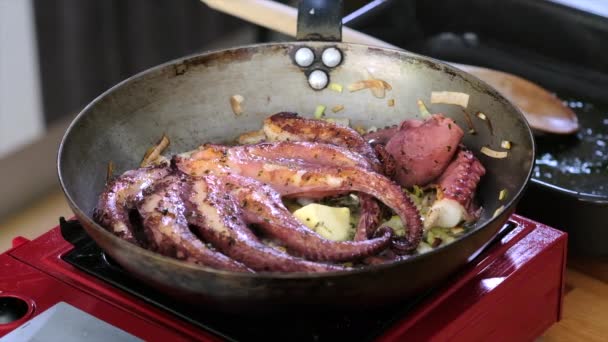 Kochprozess Der Tintenfisch Französisch Stil Nahaufnahme Koch Hand Halten Schere — Stockvideo