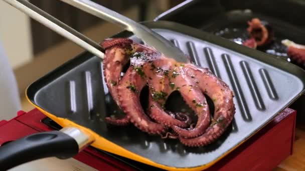 Chef Vista Cercana Poner Plancha Caliente Pan Pulpo Entero Restaurante — Vídeos de Stock