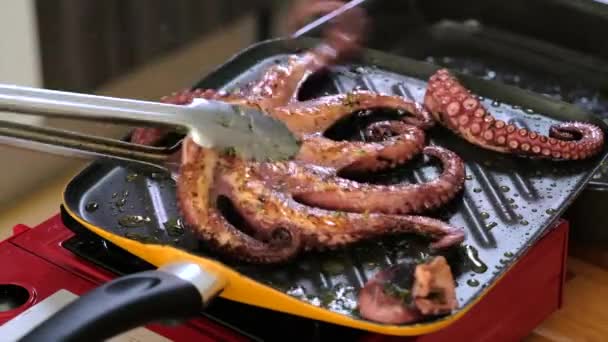 Chef Sosteniendo Pinzas Cocina Convierte Pulpo Entero Freír Sartén Plancha — Vídeos de Stock