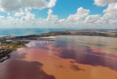 Torrevieja 'nın Las Salinas tuzlu pembe gölü, hava manzarası. Costa Blanca, İspanya