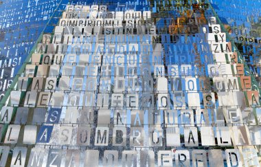 Torrevieja, İspanya - 19 Ekim 2020: İspanya 'nın tatil beldesi Torrevieja' daki modern gümüş kurulumunu kavramsal metinlerle kapatın. Alicante ili, Costa Blanca, İspanya 