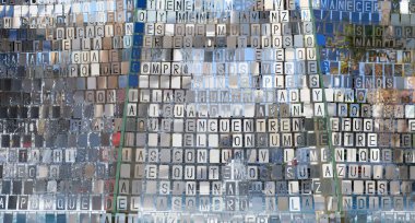 Torrevieja, İspanya - 19 Ekim 2020: İspanya 'nın tatil beldesi Torrevieja' daki modern gümüş kurulumunu kavramsal metinlerle kapatın. Alicante ili, Costa Blanca, İspanya 