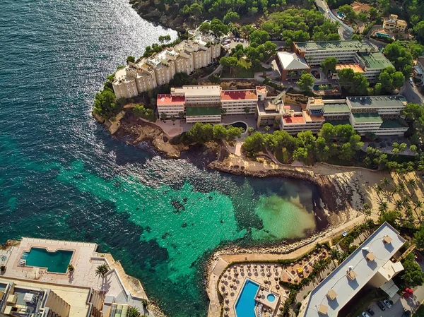 Luftaufnahme Grüne Transparente Wasserbucht Des Mittelmeeres Luxusvillen Der Küste Mallorca — Stockfoto