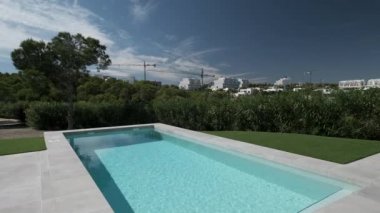 Yüzme havuzu. Yaz tatili ve seyahat, yeni gayrimenkul, banka kredisi ve ipotek konsepti