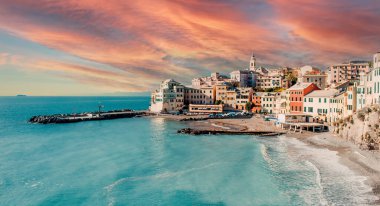 Renkli, bulutlu, pembe gökyüzü günbatımında Bogliasco manzarası. Bogliasco İtalya 'da antik bir balıkçı köyüdür. Avrupa