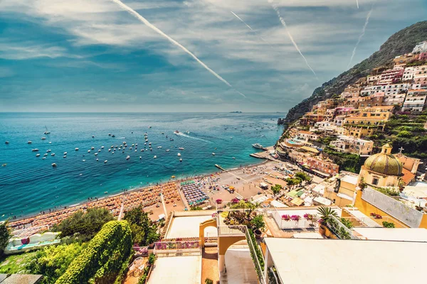 Increíble Costa Amalfi Con Playa Con Sombrillas Arquitectura Ladera Cielo —  Fotos de Stock