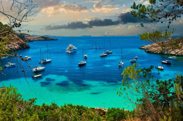 Veleiros Atracados Pitoresca Lagoa Cala Salada Cenário Idílico Céu Nublado — Fotografia de Stock