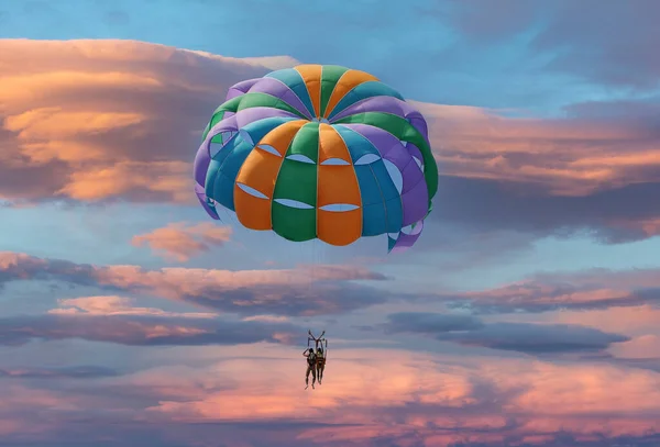 Spor Aktivitesi Parasailing Konsepti Çiftler Günbatımında Paraşütle Uçmaktan Hoşlanırlar Parlak — Stok fotoğraf