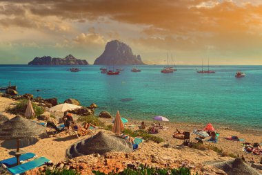 Gün batımında gizemli Es Vedra adasının muhteşem manzaralı küçük Cala d 'Hort plajı. İbiza Adası, Balear Adaları. Avrupa, İspanya