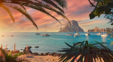 Cala d 'Hort plajı. Yazın Cala d 'Hort son derece popüler, plaj gizemli Es Vedra adasının muhteşem bir manzarasına sahip. İbiza Adası, Balear Adaları. Avrupa, Espana, İspanya