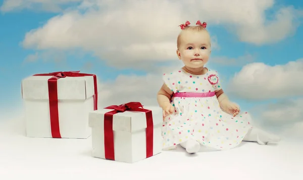 Entzückende Baby Mädchen Sitzen Auf Geschenk Box Zeigefinger Zur Seite — Stockfoto