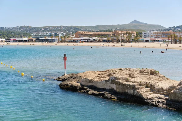 Widok Wybrzeże Piaszczystej Plaży Javea Lub Xabia Okresie Letnim Hiszpańskie — Zdjęcie stockowe