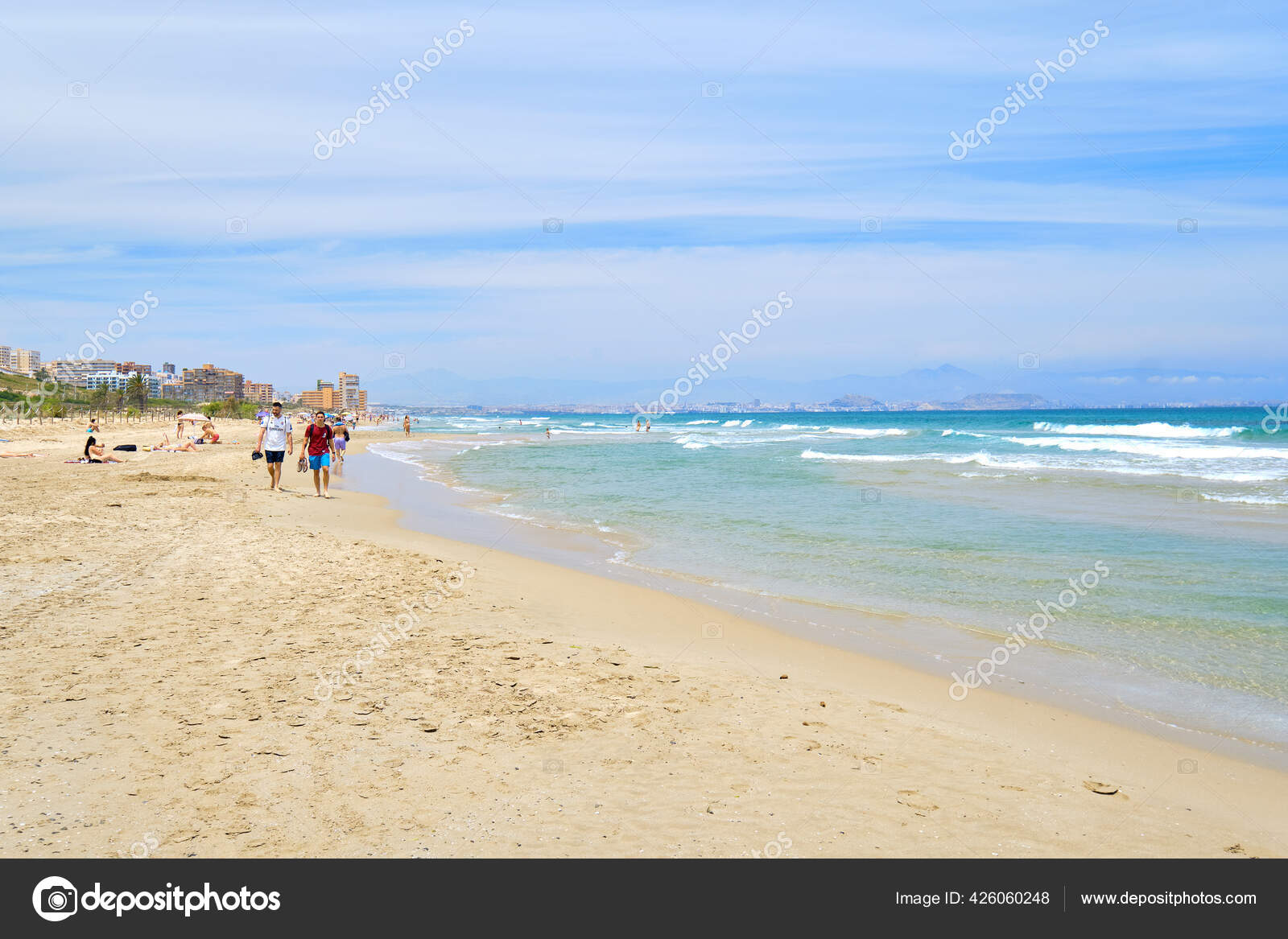 アレナレス スペイン 年6月2日 地中海の近くのビーチでは アレナレス ソルの海岸線を散歩する休暇の時間を過ごしています アリカンテ コスタリカ スペイン ストックエディトリアル用写真 C Amoklv