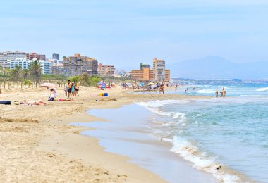 Los Arenales del Sol, İspanya: 2 Haziran 2020 - Akdeniz kıyısındaki kumlu plajda tatil yapanlar Los Arenales del Sol sahilinde tatil yaparlar. Alicante ili, Costa Blanca, İspanya