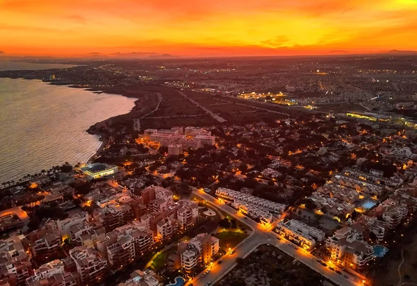 Luftbild Stadtbild Bei Sonnenuntergang Leuchtende Orangefarbene Sonne Und Beleuchtete Straßenlaternen — Stockfoto
