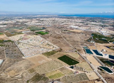 Los Montesinos kentinin ve Akdeniz 'in yüksek açılı hava görüntüsü, İspanya' nın Valencia Topluluğu 'nun Alicante eyaletinde yer alan belediye.