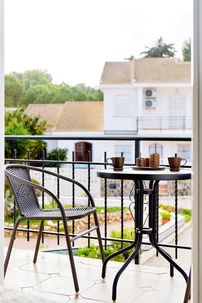 テーブルと椅子付きの居心地の良いホームテラス 裏庭の景色 — ストック写真