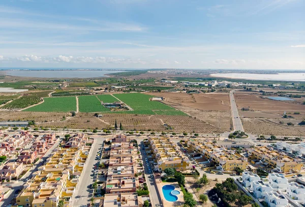 西班牙瓦伦西安社区 埃利坎特省 拥有豪华别墅 盐湖和农村的Los Montesinos镇风景的空中全景照片 — 图库照片