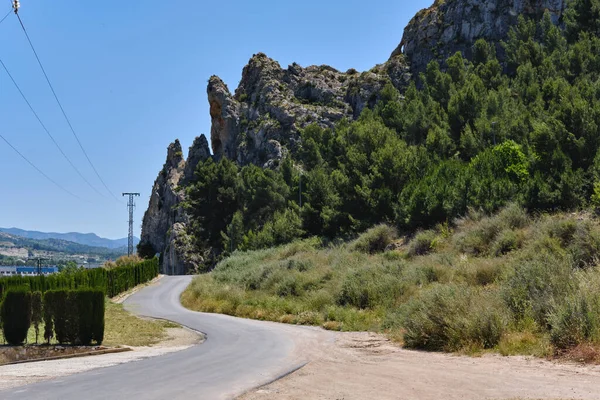 沿着岩石峭壁弯曲空旷的山路景观 萨克斯 阿利坎特省 瓦伦西安社区 西班牙 — 图库照片