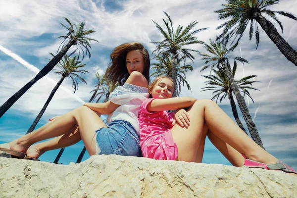 Happy Beautiful Mother Daughter Sit Cloudy Blue Sky Palm Trees — Stock Photo, Image