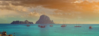 Yatay görüntü konforlu küçük Cala d 'Hort plajı, gün batımında gizemli Es Vedra adasının muhteşem manzarası. İbiza Adası, Balear Adaları. Avrupa, İspanya