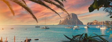 Cala d 'Hort plajı. Yazın Cala d 'Hort son derece popüler, plaj gizemli Es Vedra adasının muhteşem bir manzarasına sahip. İbiza Adası, Balear Adaları. Avrupa, Espana, İspanya