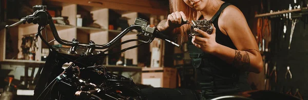 Fiatal Szőke Szerelő Motorkerékpár Javítás Műhelyben Kivágott Panoráma Kép Szakmai — Stock Fotó
