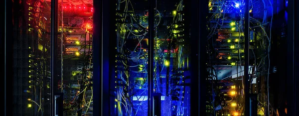 Nahaufnahme Panoramabild Eines Server Rack Clusters Einem Rechenzentrum — Stockfoto