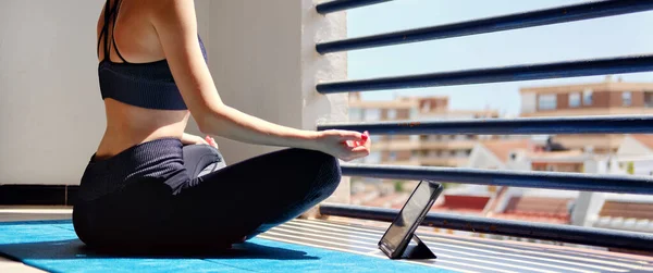 Vue Horizontale Fille Assise Jambes Croisées Sur Tapis Faire Méditation — Photo