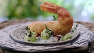 Bir porsiyon karides tempura sosuyla süslenmiş, bol yağda kızartılmış karides tabağına yakından bakın. Restoran yemeği, gurme yemek konsepti.