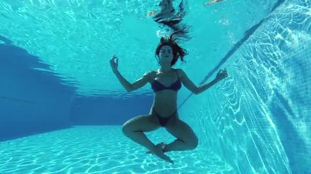 漂亮的年轻女子穿着泳衣潜入游泳池深度做冥想练习闭眼感觉宁静 健康的生活方式 没有压力 瑜伽概念 — 图库视频影像